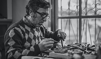 Mann mit Brille repariert Gerät
